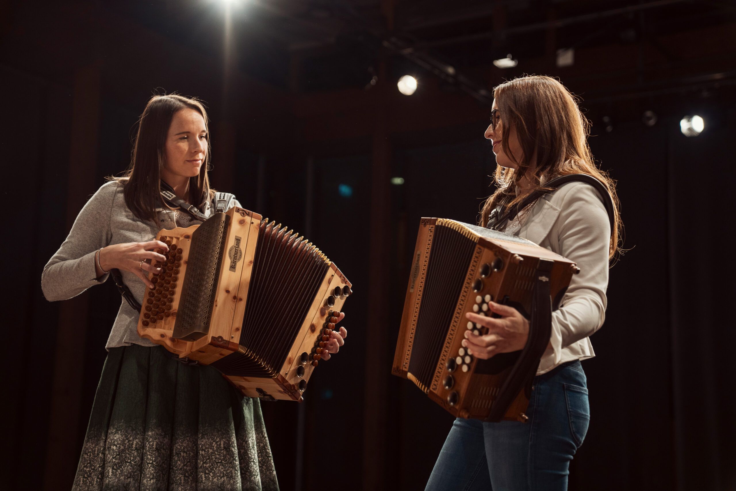 Michaela und Lisa-Maria Schwarz mit ihren Original Kärntnerland Harmonikas