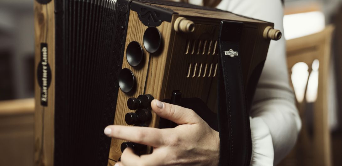 harmmonika detail gold detail