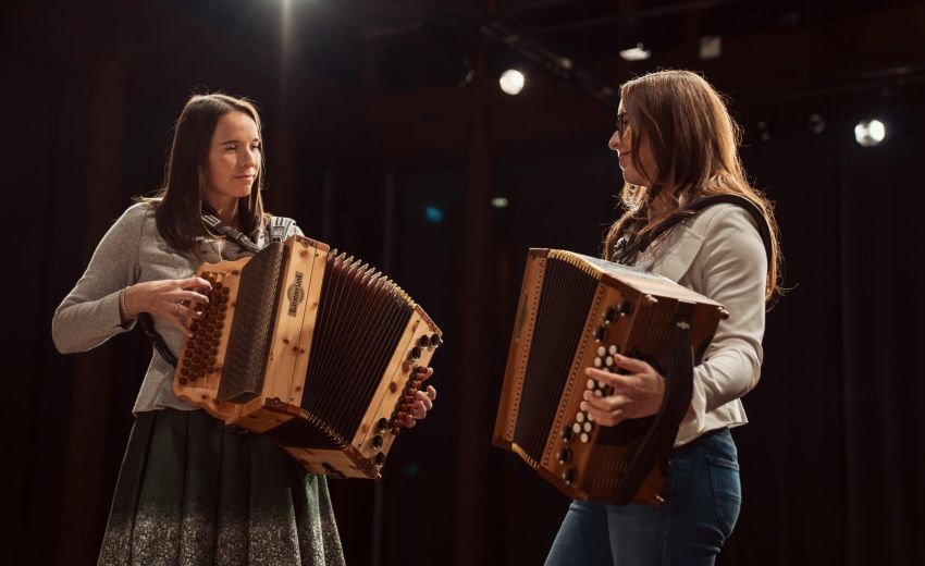 Michaela und Lisa-Maria Schwarz mit ihren Original Kärntnerland Harmonikas